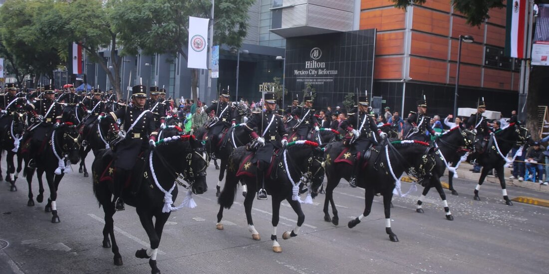 Elementos de las Fuerzas Armadas montados a caballo durante el desfile cívico, ayer.