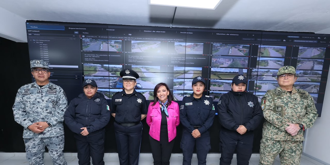 Al centro ce la imagen, la gobernadora de Tlaxcala, Lorena Cuéllar Cisneros.
