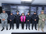Al centro ce la imagen, la gobernadora de Tlaxcala, Lorena Cuéllar Cisneros.
