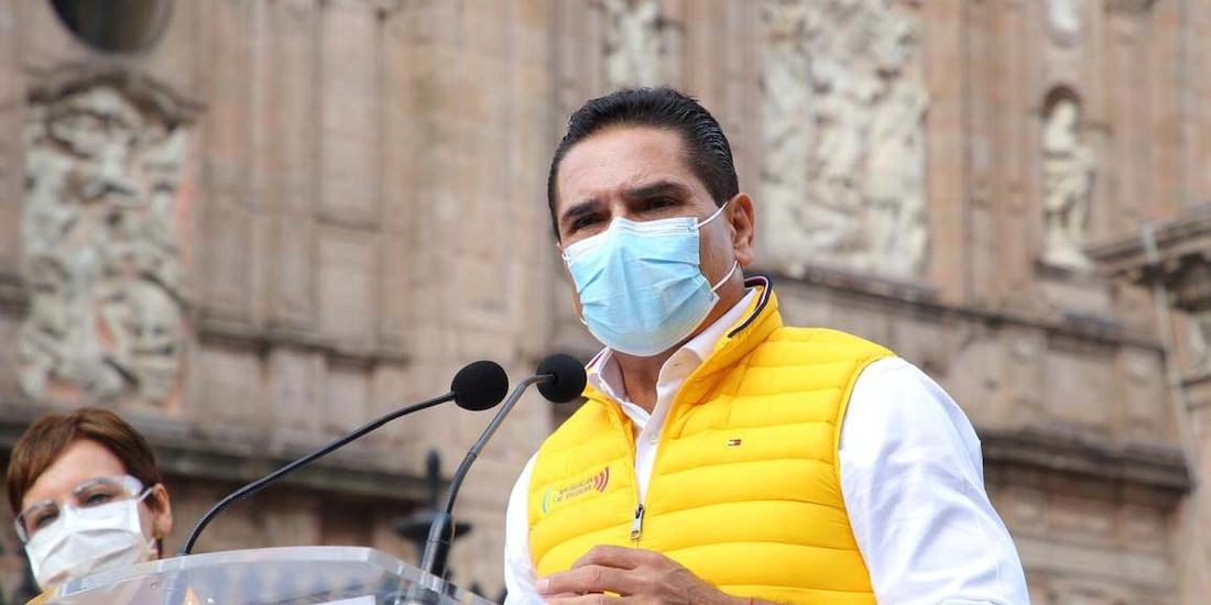 El gobernador Silvano Aureoles encabeza entrega de material para prevenir COVID a transportistas.