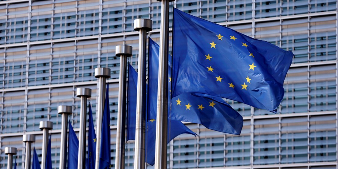 Banderas de la Unión Europea en Bruselas, Bélgica el pasado 14 de Febrero 2025