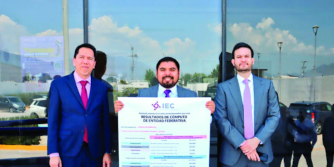Gerardo Blanco (al centro), secretario ejecutivo del IEC, exhibe la planilla ganadora, el 8 de junio.