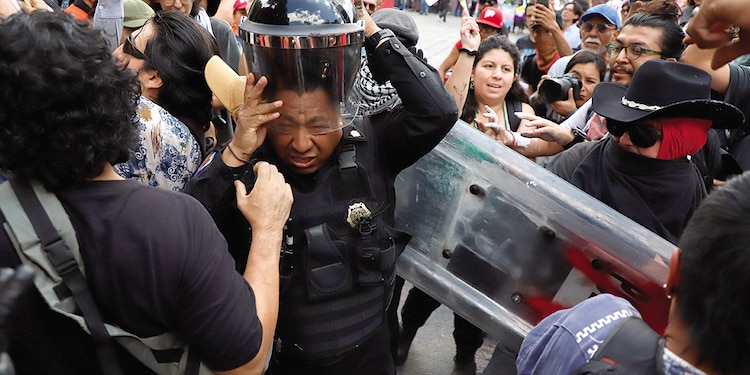 17 de agosto.
En la movilización en favor de Palestina un policía es agredido por manifestantes.