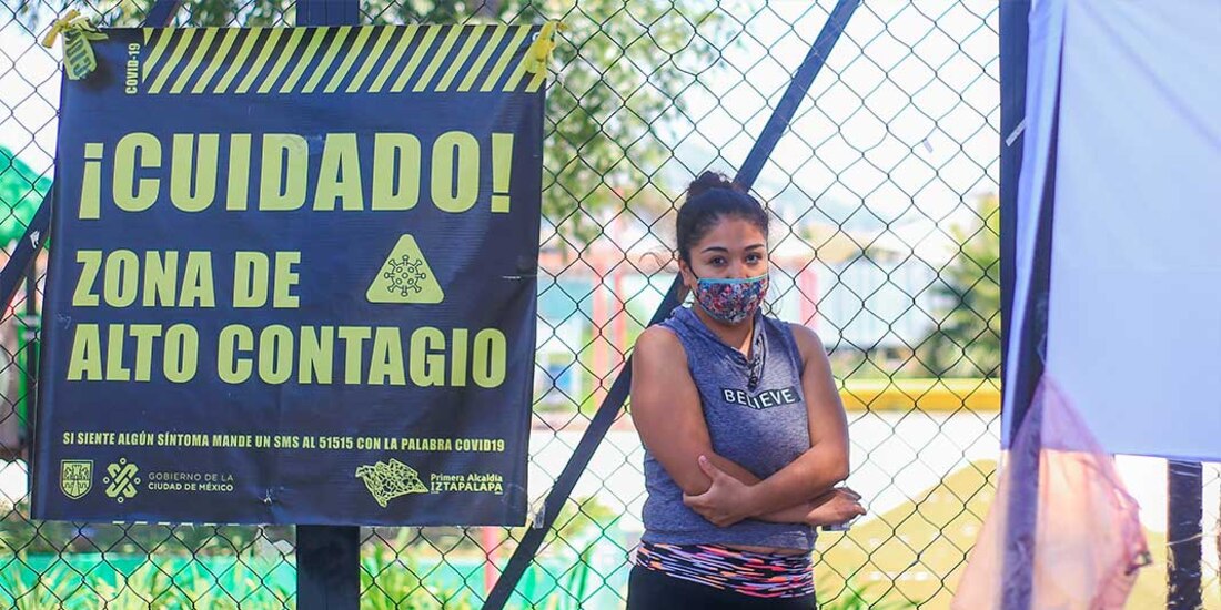 Decenas de vecinos acuden al kiosco de salud en Iztapalapa, inquietos por la posibilidad de ser portadores del virus, ayer.