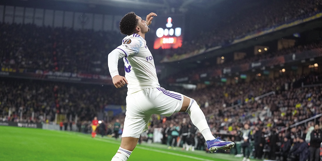 El delantero celebra el único gol del partido y con el que logra debutar como anotador del Aston Villa, ayer.