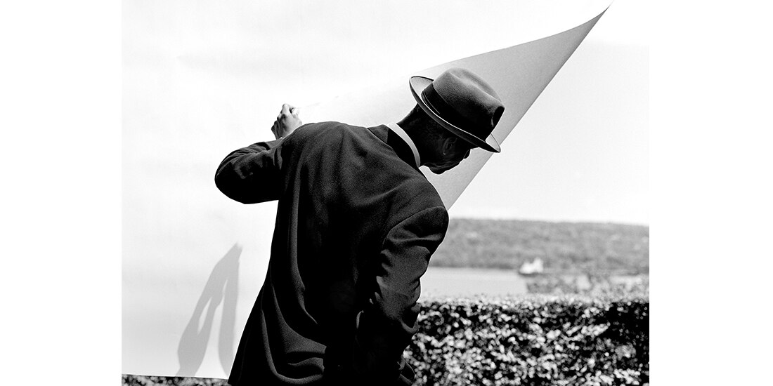 Hombre retirando un papel blanco, 1999