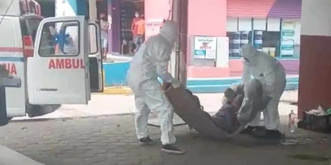 Paramédicos brindan atención a paciente en situación de calle.