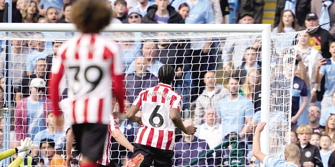 HAALAND empuja
el balón para
el último gol del
encuentro, ayer