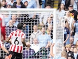 HAALAND empuja
el balón para
el último gol del
encuentro, ayer