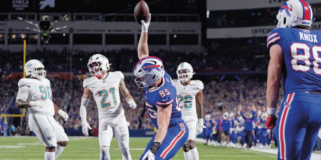 Jackson Hawes, tight end de Bills, festeja después de anotar su touchdown contra Dolphins, anoche.