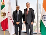 Marcelo Ebrard, de la SE (der.), y Pankaj Sharma, embajador de la India, ayer.