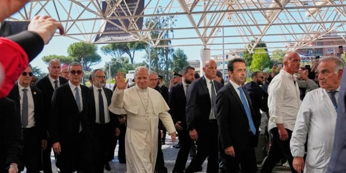 El Papa León XIV entró caminando al hospital.