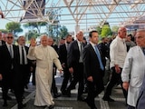 El Papa León XIV entró caminando al hospital.