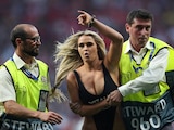 Kinsey Wolanski tuvo una polémica aparición en la Champions League.