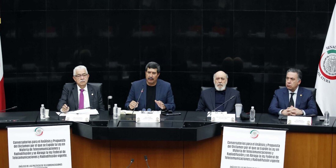 El senador Javier Corral (2.o de izq. a der.), ayer, en el conversatorio en la Cámara.