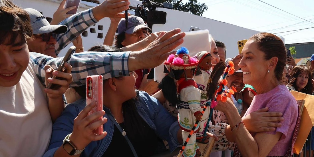 Presidenta Claudia Sheinbaum convive con habitantes de Nayarit durante su gira de trabajo.