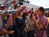 Presidenta Claudia Sheinbaum convive con habitantes de Nayarit durante su gira de trabajo.