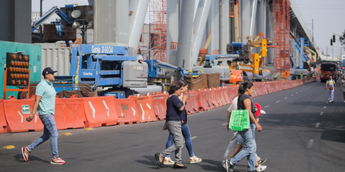 Capitalinos pasan por las obras de rehabilitación de la L12, en mayo de 2023.