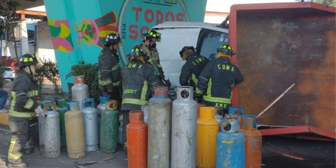 Comparten en redes sociales el momento del impacto entre camión repartidor y vehículo de la SSC-CDMX en la GAM.