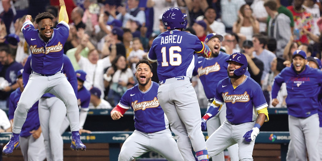 Peloteros venezolanos celebran su pase a la final del Mundial de Beisbol, ayer, en Estados Unidos.