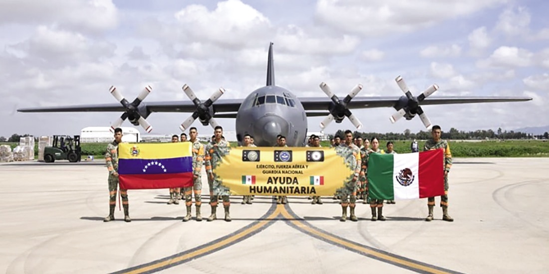 Personal de las Fuerzas Armadas, ayer, previo al despegue de un avión.
