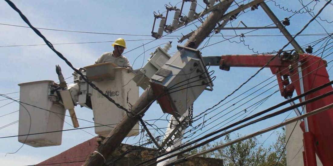La CFE añadió que mantiene labores de reparación de las estructuras y postes que colapsaron por los vientos de más de 150 kilómetros por hora que se registraron.