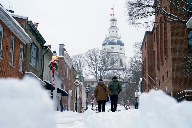 Personas caminan por las calles de Annapolis, Maryland, durante una tormenta de nieve.