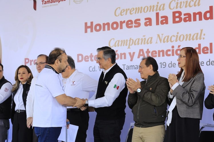 El gobernador de Tamaulipas saluda a un hombre sobreviviente de cáncer de mama.