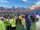 Personal del Estadio Ciudad de los Deportes bajó a la cancha para resguardarse durante el sismo de este sábado 17 de febrero.