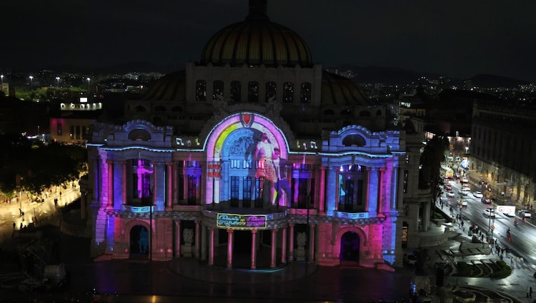 La majestuosa fachada de mármol de la catedral cultural de la nación se transforma en un lienzo que fusiona historia y tecnología de vanguardia.