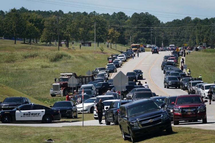 Padres hicieron fila en autos afuera de la escuela con la esperanza de reunirse con sus hijos.