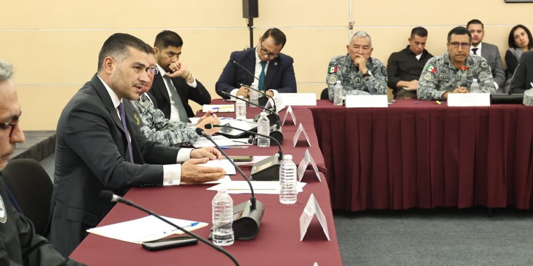 Omar García Harfuch (centro), durante una de las reuniones con transportistas.