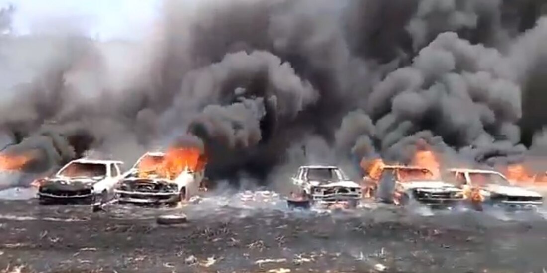Al menos 19 autos quedaron carbonizados tras registrarse un incendio en un corralón privado.
