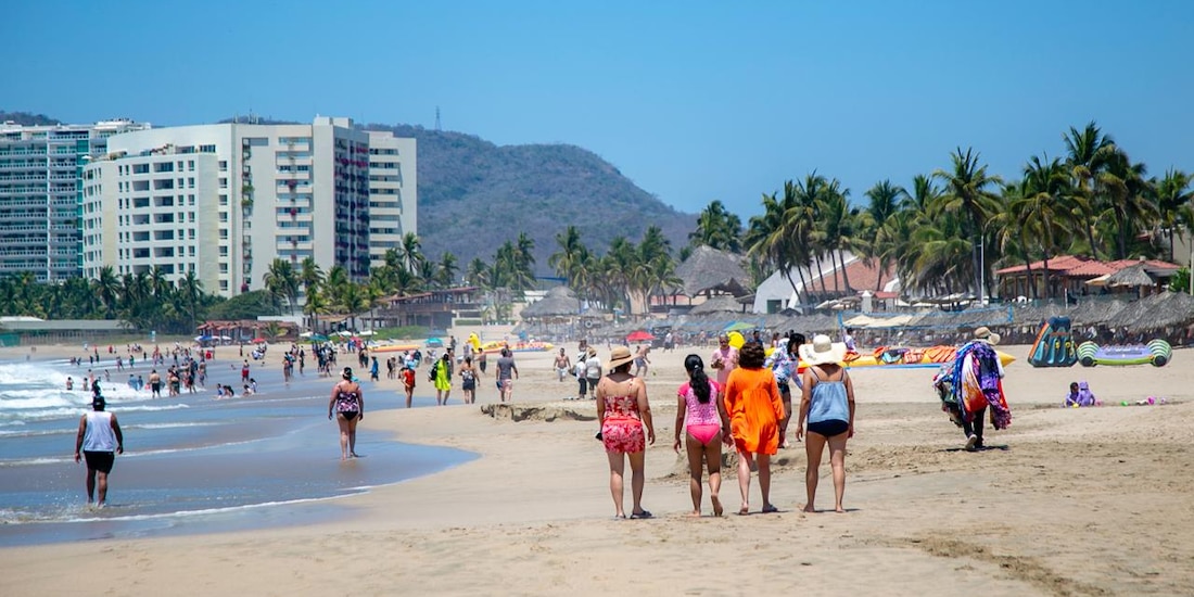 Turistas disfrutan de las playas de Acapulco, que este domingo registró niveles de ocupación superiores al 86%.