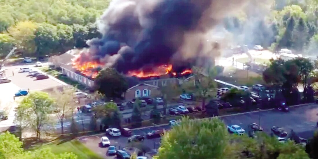 Llamas y humo se elevan desde la Iglesia de Jesucristo de los Santos de los Últimos Días, ayer.