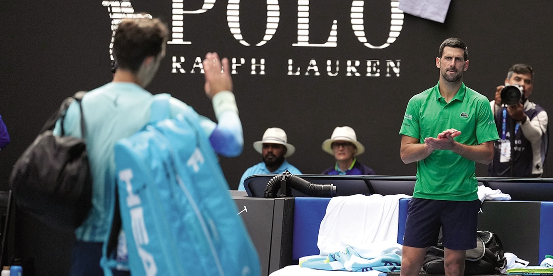 Nole le aplaude a su rival tras la decisión de retirarse del partido, ayer.