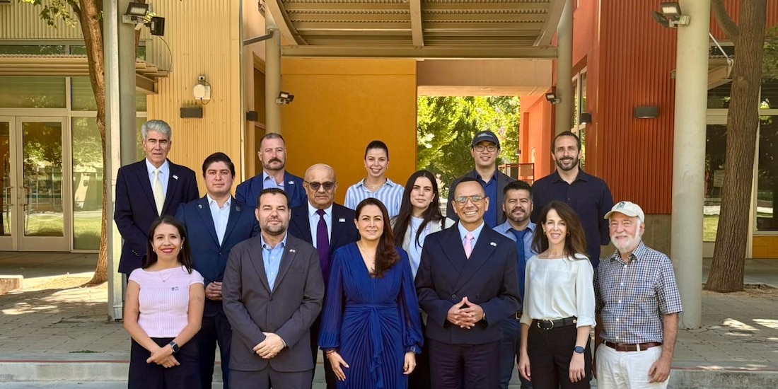 Tere Jiménez con directivos de la institución educativa.