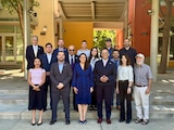 Tere Jiménez con directivos de la institución educativa.