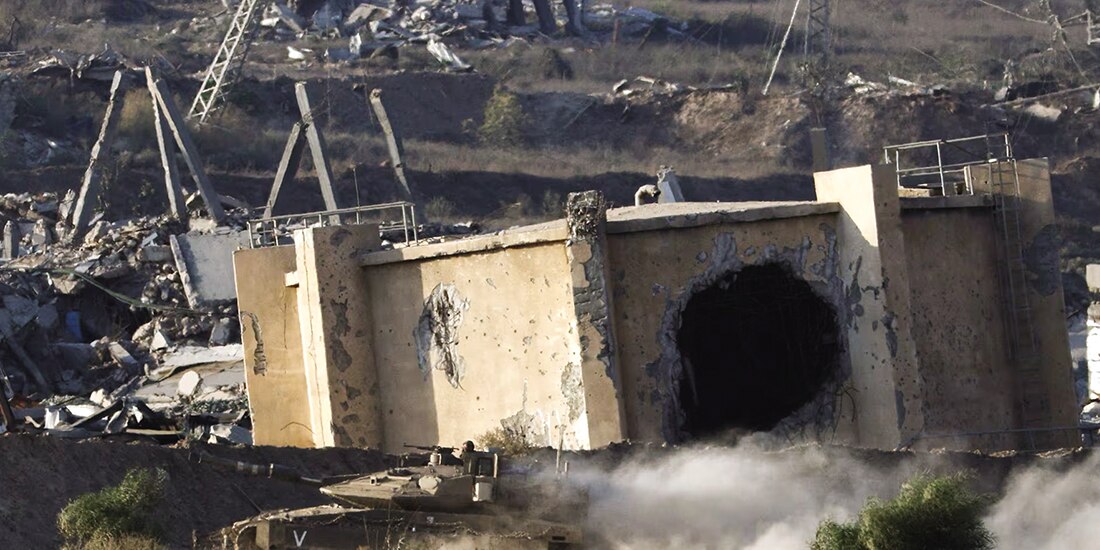 Tanques israelíes maniobran en la frontera con Gaza, ayer.