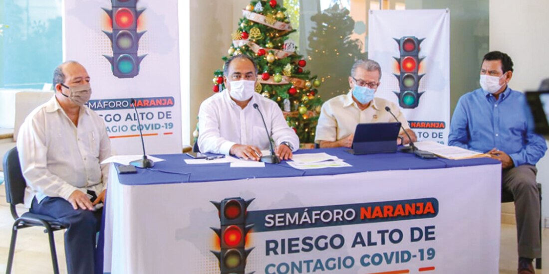 El gobernador Héctor Astudillo (segundo de izq. a der.), en su mensaje a la población, ayer.