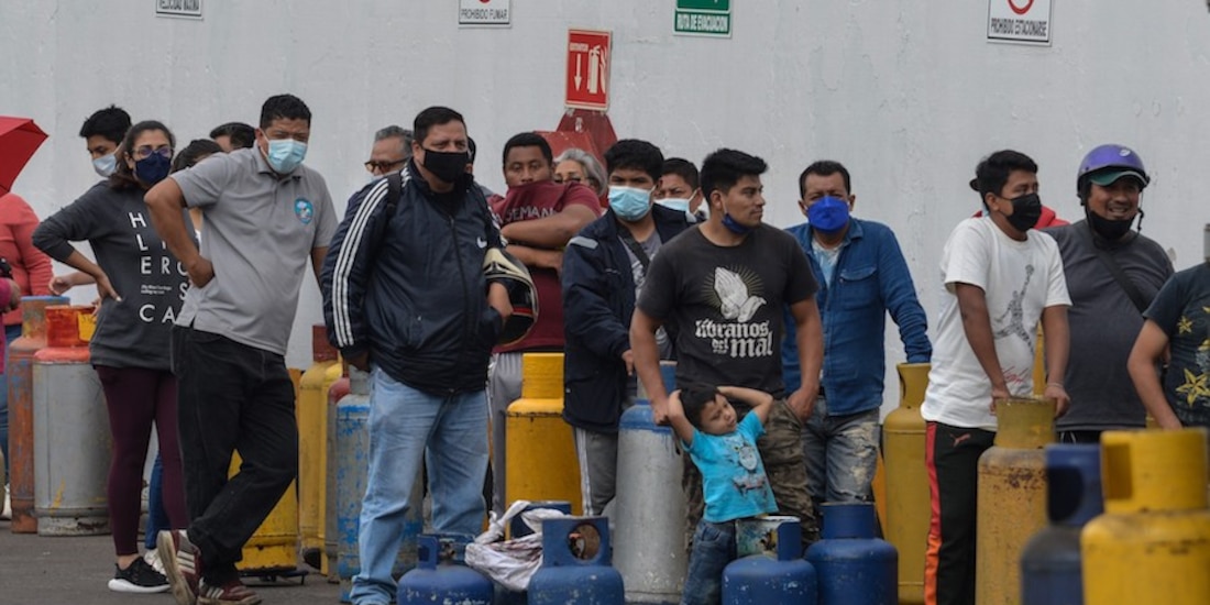 Consumidores esperan llenar sus tanques, ayer, tras reinicio de operaciones.