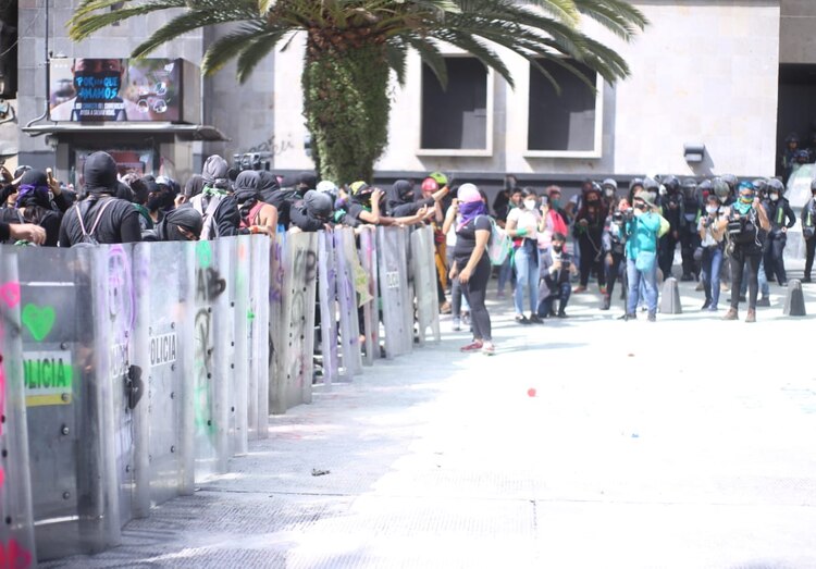 "¡Déjennos salir!" gritan las activistas encapsuladas.