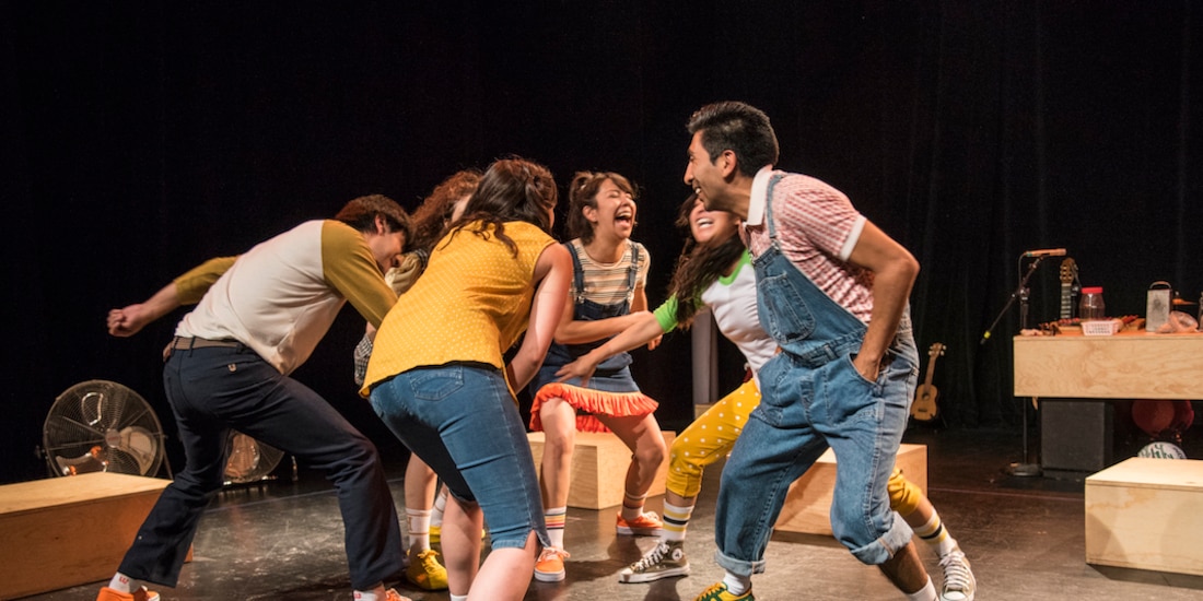 Los actores, durante una escena de la obra de teatro de Alberto Castillo.