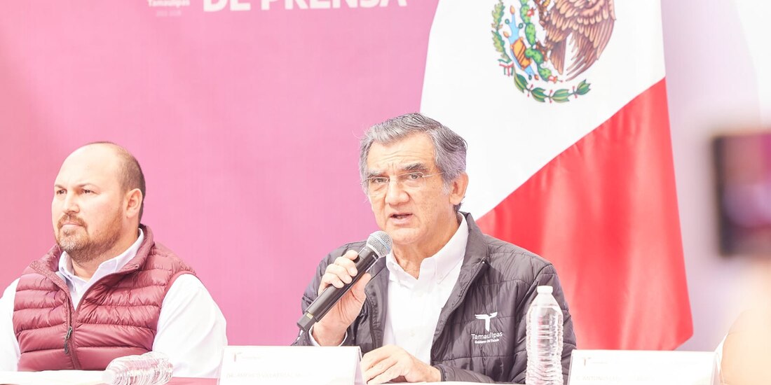 El gobernador de Tamaulipas, Américo Villarreal Anaya (derecha).
