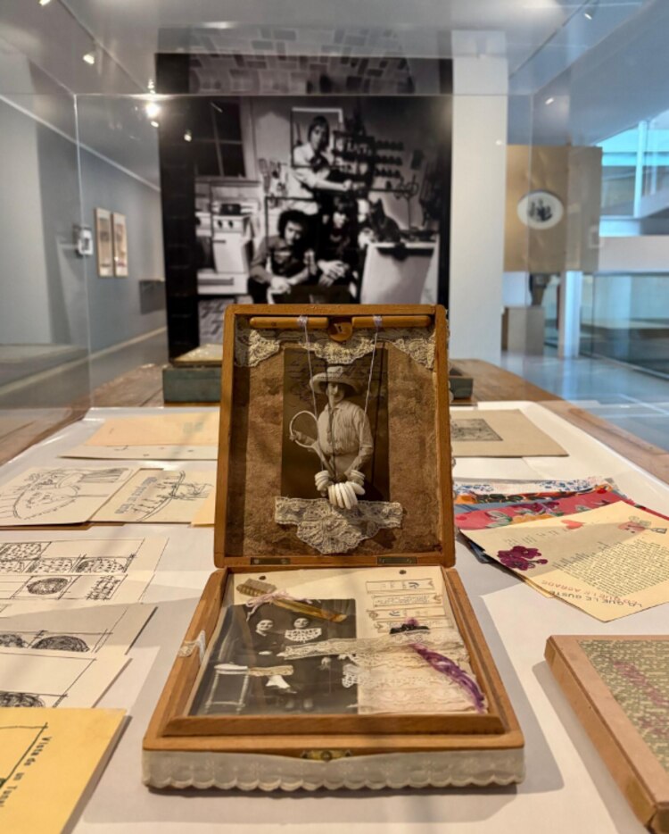 Imágenes, collages y libros son parte de la muestra.