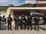 Fueron detenidas 12 personas, entre ellas "X1", en 11 cateos simultáneos en Michoacán.