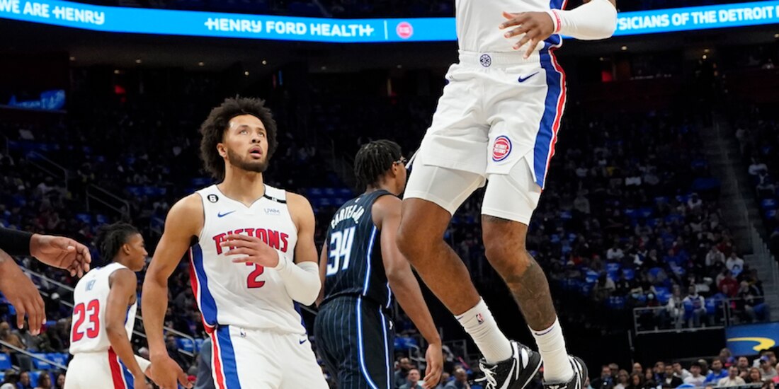 Saddiq Bey anota una canasta para Detroit, ayer, en el juego contra Orlando.