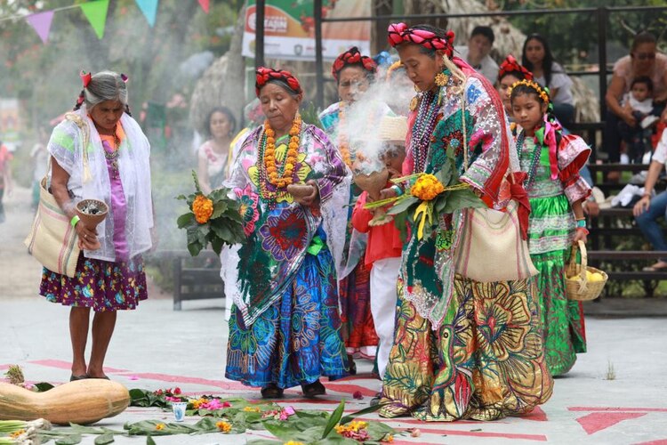 Rigoberta Menchú alienta y rinde tributo a la cultura totonaca