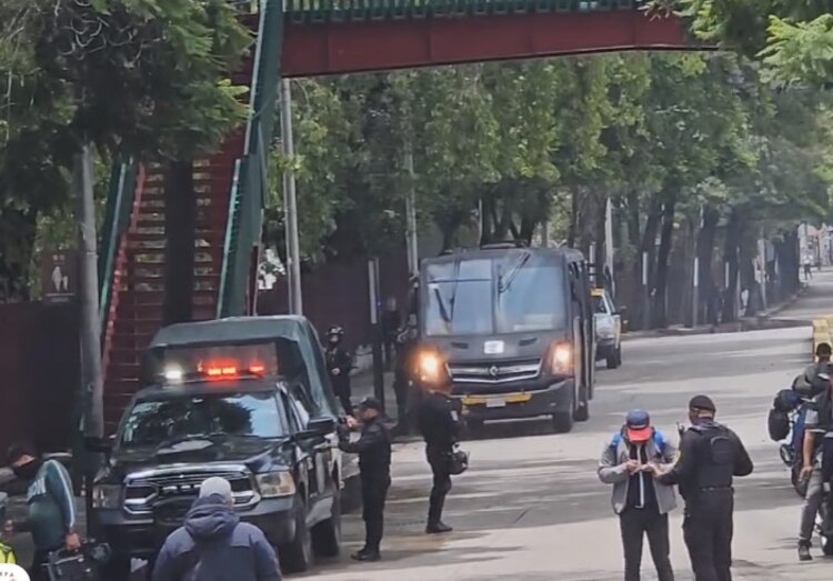 Arriban granaderos a la zona