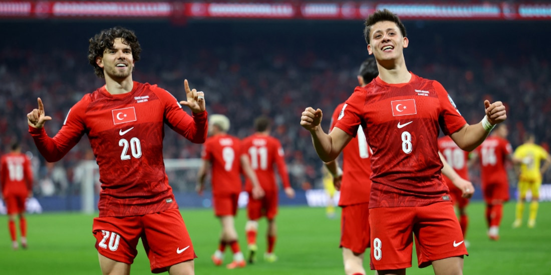 Arda Güler y Ferdi Kadioglu festejan la anotación de Turquía.